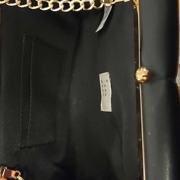 Elegant Black and Gold Chain Women's Crossbody Bag NWOT - Picture 3 of 4